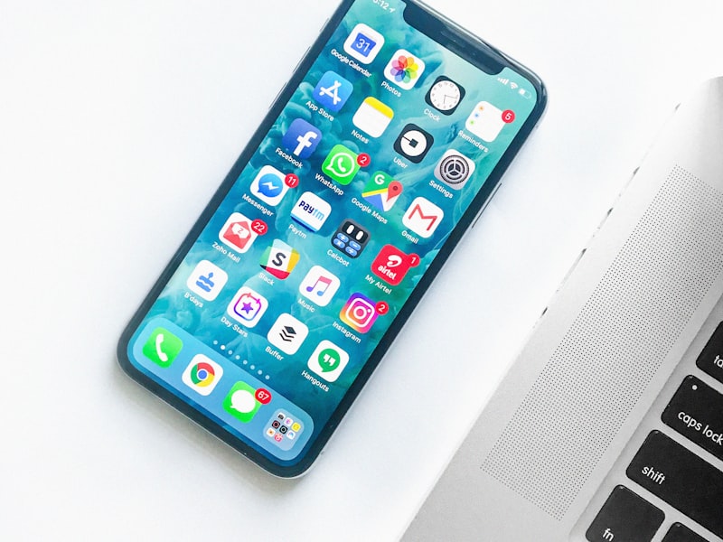 哈哈体育手机客户端在iPhone与Android设备上的展示